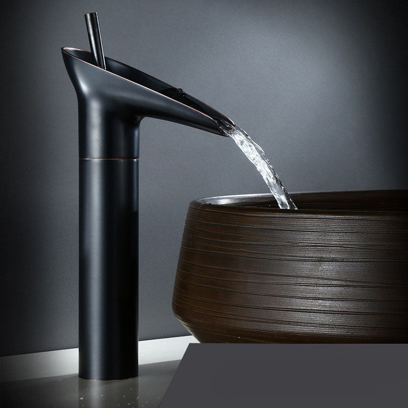 Gesamtansicht: Antiker Wasserfall Waschtischhahn, Einhebel, hochwertiges Bronze-Finish, Design-Armatur Bad.