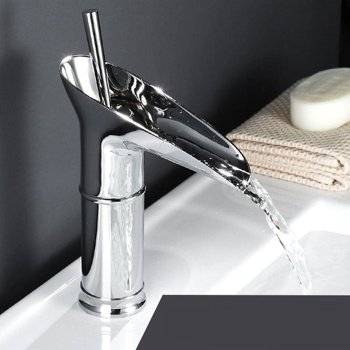 Antiker Waschtischhahn mit Wasserfall-Auslauf in stilvollem Badambiente, Messing, Eleganz.