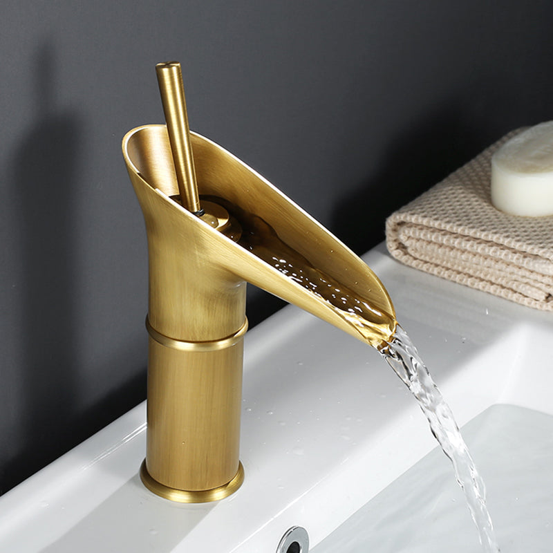 Vintage Badarmatur aus Messing mit Wasserfall, Einhebelmischer, verleiht Bad moderne Eleganz.