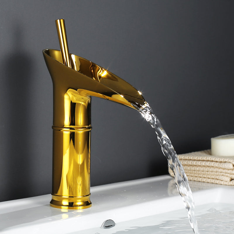 Antike Bronze Waschtischarmatur, Wasserfall-Design, Einhebel, perfekt für Retro-Badambiente.