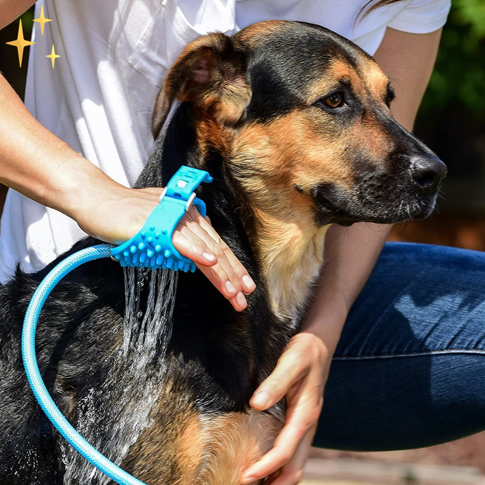 AquaPaw Hundeduschhandschuh mit integrierter Bürste und Schlauch für effiziente Hundewäsche und Fellpflege zu Hause.