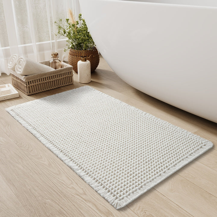 Komfortable AquaSoft Badmatte, weich & saugstark, bietet Sicherheit im Badezimmer mit Anti-Rutsch-Effekt.