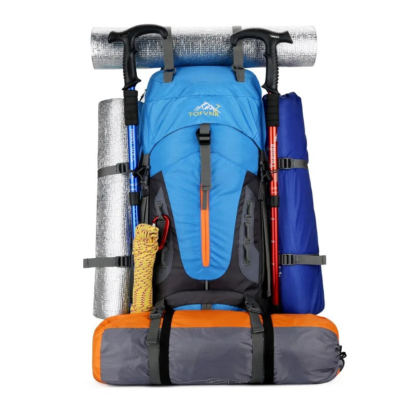 Funktionaler 45L Outdoor-Rucksack AquaTrek, wasserdicht, mit viel Stauraum für Ihr Gepäck.