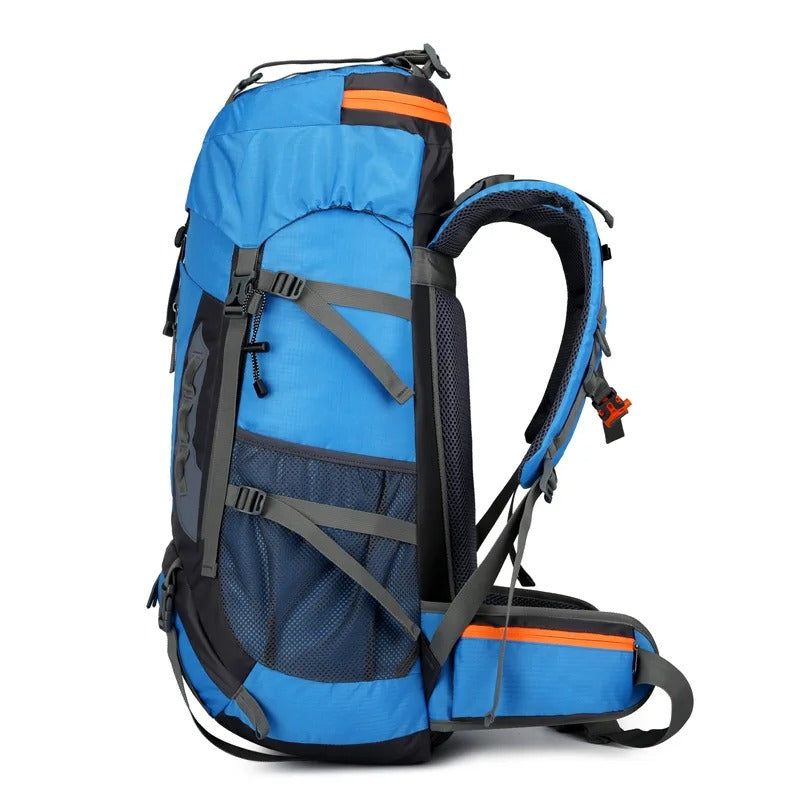 Robuster 45L Rucksack AquaTrek, wasserfest für Trekking und Camping, bequem zu tragen.