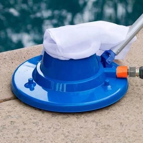AQUAVAC Poolreiniger mit starker Saugkraft entfernt Blätter und Schmutz aus dem Schwimmbad.