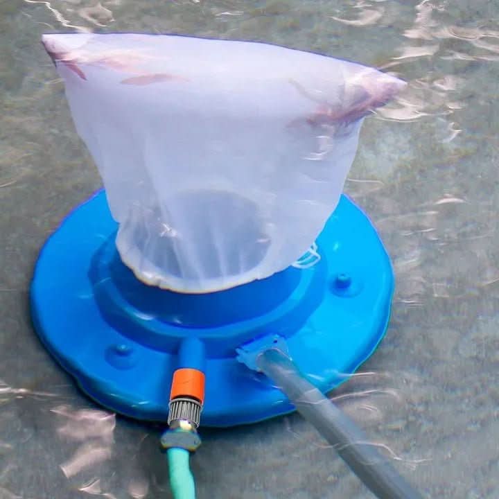 Effizienter AQUAVAC Poolreiniger, wasserdruckbetrieben für gründliche Schwimmbadreinigung.