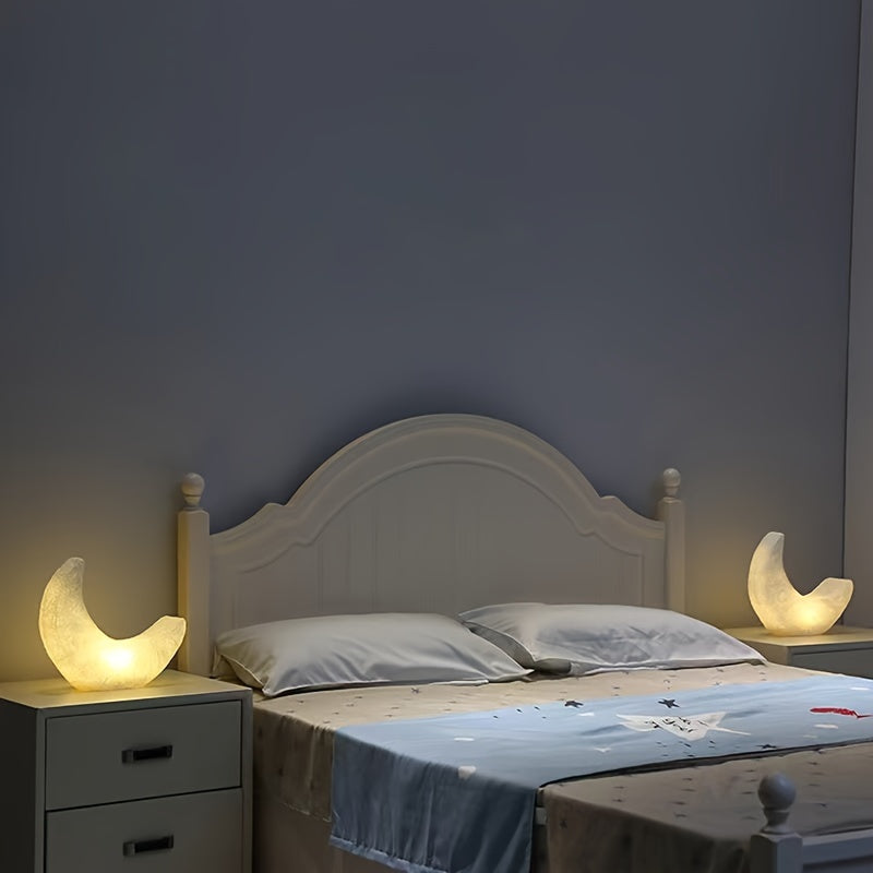 Elegantes Art Deco Halbmond Nachtlicht, batteriebetrieben & kabellos, als Dekolicht für warme Innenbeleuchtung.