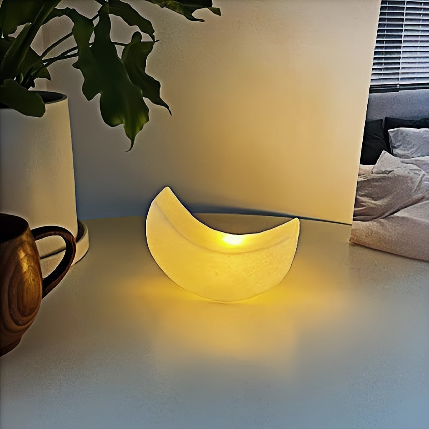 Stimmungsvolles Art Deco Halbmond Nachtlicht, warmweiß leuchtend, kabellos, perfekt als stilvolle Tischlampe.