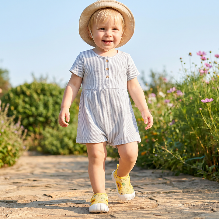 Verstellbare Kindersandalen, atmungsaktiv und rutschfest, bequeme Sommerschuhe für aktive Kleinkind-Füße.
