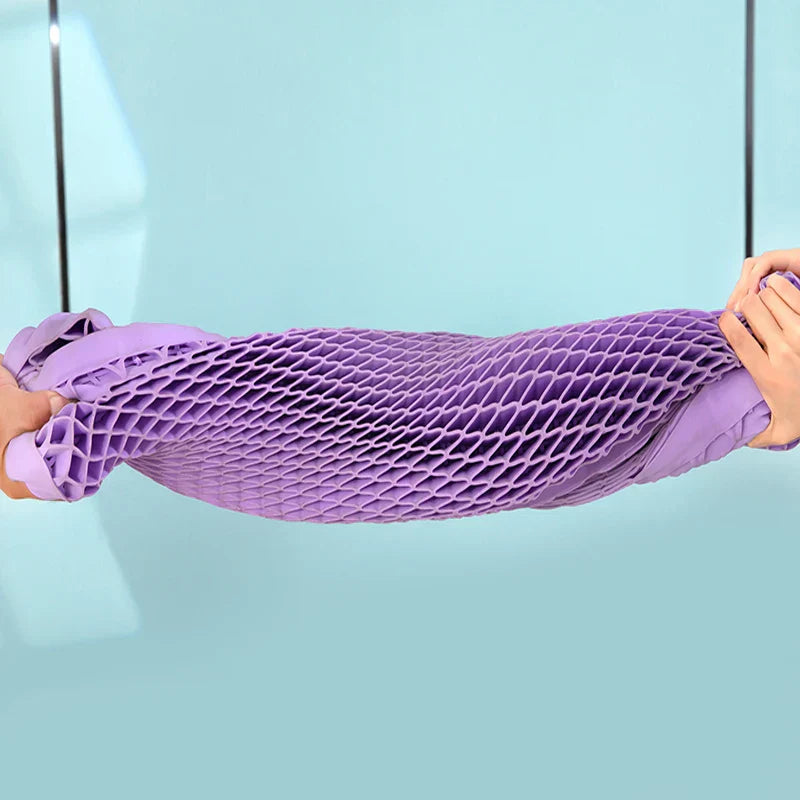 Niala orthopädisches TPE-Kissen auf einem Bett, bereit für erholsamen, druckfreien Schlaf.