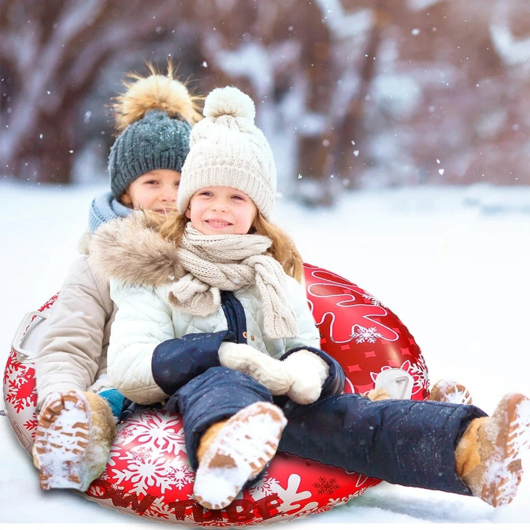Familie genießt Winterspaß mit BLIZZTORQ Schneereifen; sicherer, aufblasbarer Schlitten für Kinder & Erwachsene.