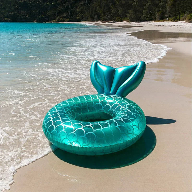 Rosa-blauer Meerjungfrau Schwimmreifen mit Rückenlehne & Glitzer-Design, perfekt für entspannte Stunden im Wasser.