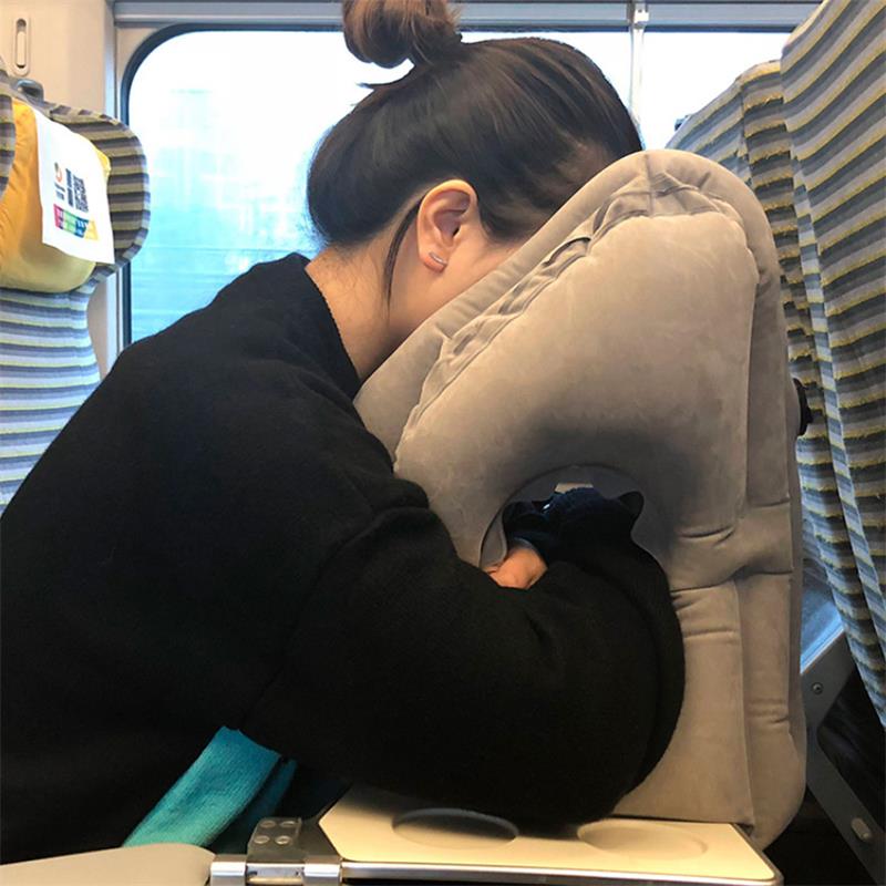 Blaues aufblasbares Nackenkissen für Reisen. Ergonomische Kopfstütze für entspannten Schlaf im Flugzeug & Auto.