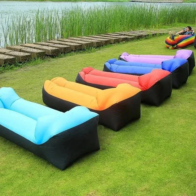 Aufblasbares Outdoor Sofa, blau, ideal für Camping, Strand & Garten. Schnell aufgeblasen, bequem und tragbar.