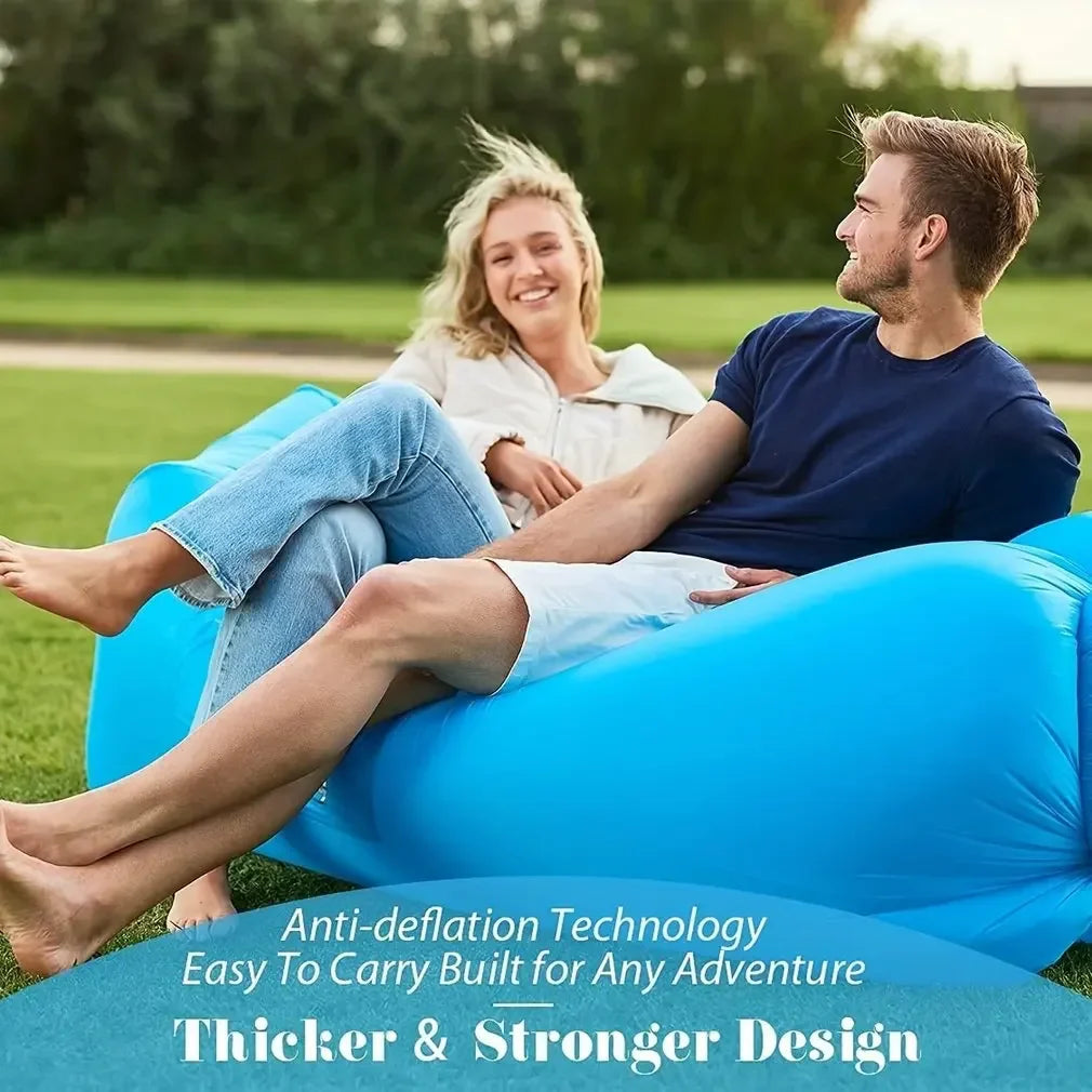 Sommerliche Luftliege in Rot, perfekt zum Entspannen im Garten oder am Strand. Aufblasbar & leicht.
