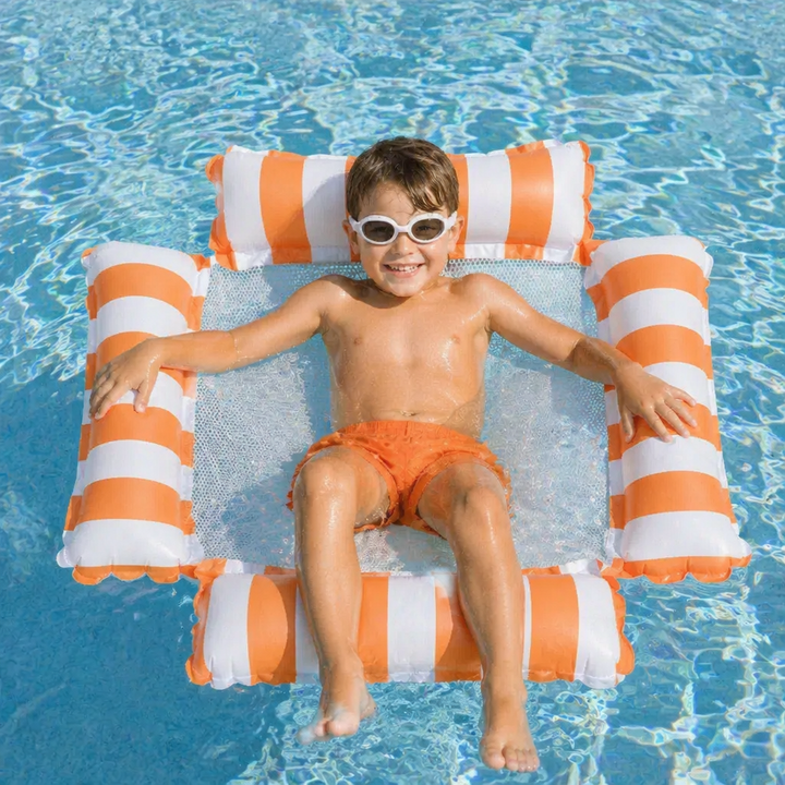 Nahaufnahme des aufblasbaren Pool Battle Spiels. Robustes Wasserspielzeug für spannende Kinder-Abenteuer.