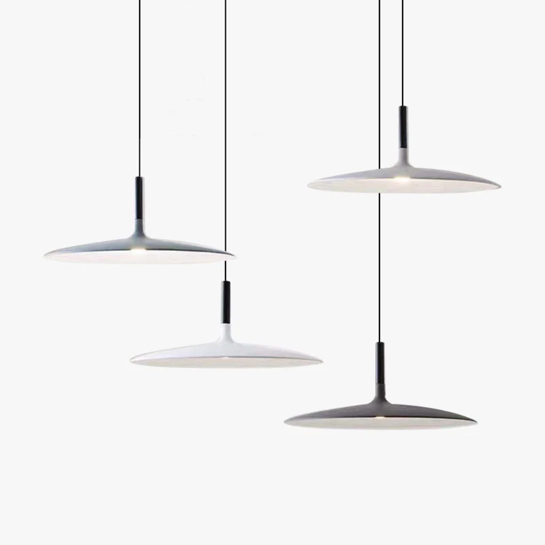 AuraPan: Eine energieeffiziente LED Hängelampe mit minimalistischem Design für jeden Raum.