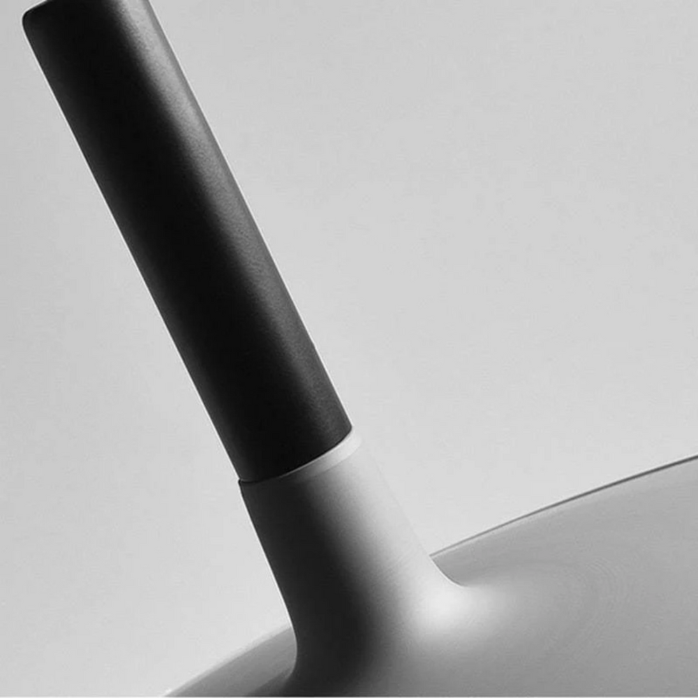Elegante AuraPan LED Pendelleuchte im Wohnzimmer, modernes Design, schafft warme Atmosphäre.