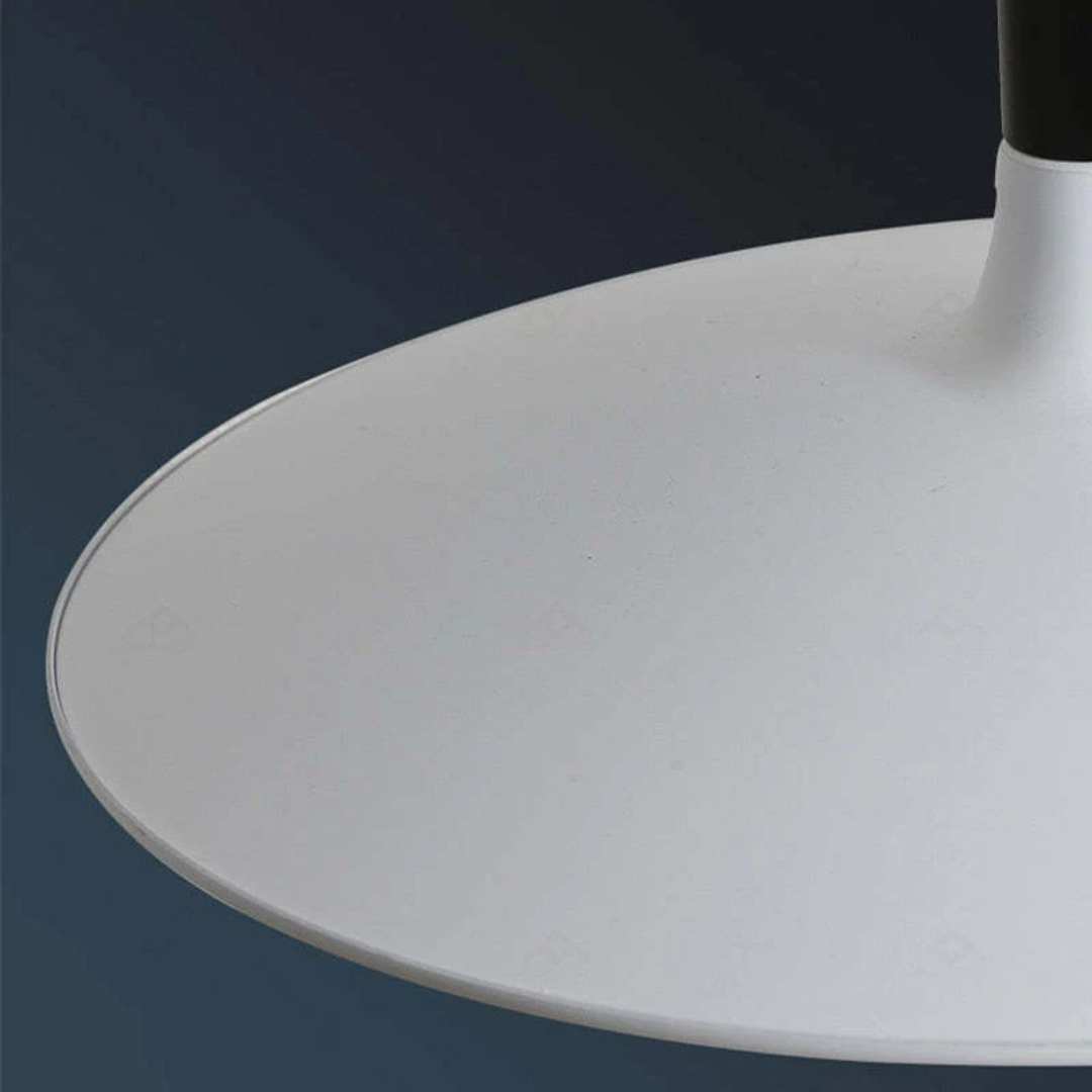 AuraPan Hängelampe über dem Esstisch, moderne LED Beleuchtung für stilvolle Mahlzeiten.