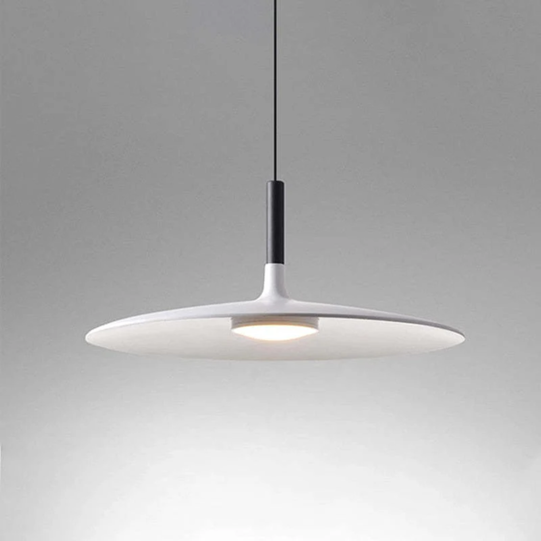 Minimalistische AuraPan Deckenleuchte im Schlafzimmer, sanftes LED Licht für entspannte Abende.