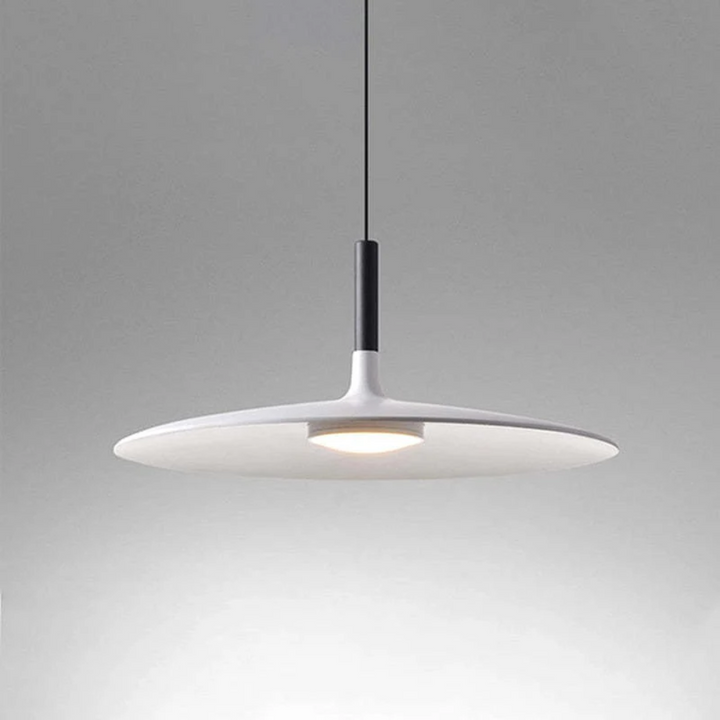 Minimalistische AuraPan Deckenleuchte im Schlafzimmer, sanftes LED Licht für entspannte Abende.