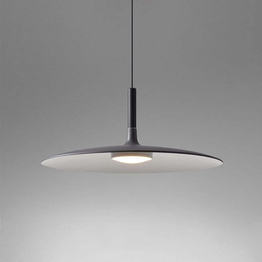 Schlichte AuraPan LED Pendelleuchte mit modernem, energieeffizientem Design für jedes Interieur.