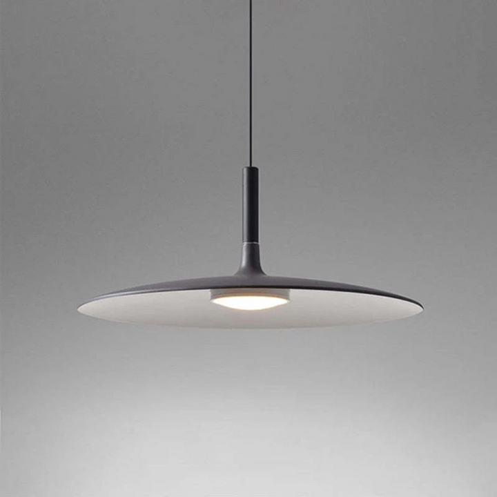 Schlichte AuraPan LED Pendelleuchte mit modernem, energieeffizientem Design für jedes Interieur.