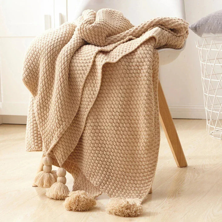 Gemütliche Aurora Kuscheldecke, skandinavische Strickdecke aus Wolle, weich und angenehm.