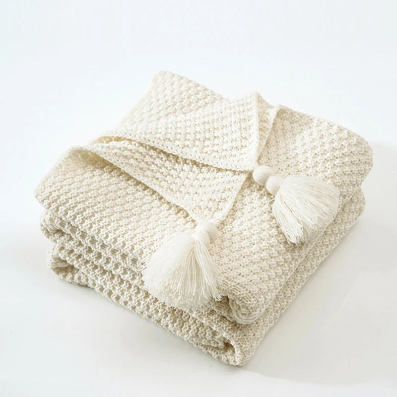 Aurora Kuscheldecke, gestrickte Wolldecke im skandinavischen Stil, als stilvolles Wohnaccessoire.