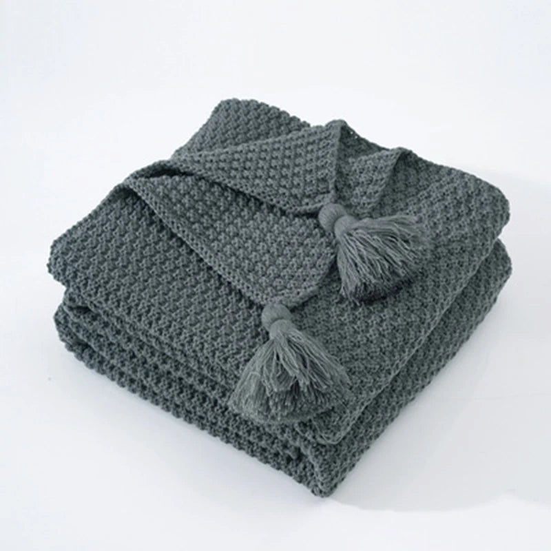 Moderner skandinavischer Plaid Aurora, Strickdecke aus Wolle, perfekt für gemütliche Abende.