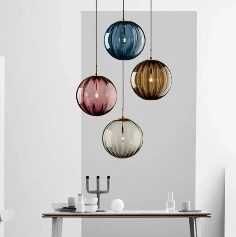 AuroraGlobe LED-Hängelampe, elegant und energieeffizient, ideal für moderne Innenbeleuchtung.