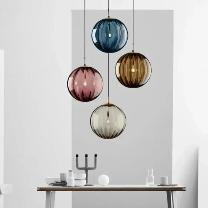 AuroraGlobe LED-Hängelampe, elegant und energieeffizient, ideal für moderne Innenbeleuchtung.