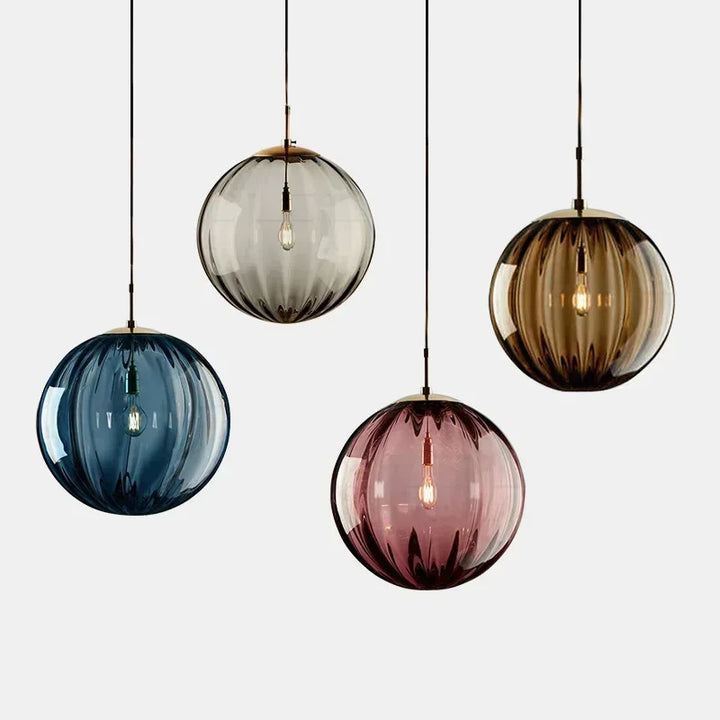 Moderne AuroraGlobe LED-Pendelleuchte im Wohnzimmer, sorgt für stilvolle und energieeffiziente Beleuchtung.