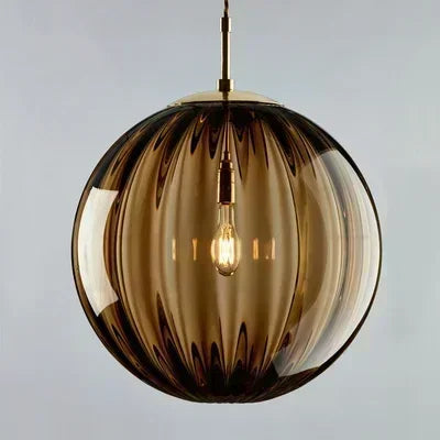 Dekorative AuroraGlobe LED-Pendelleuchte, modernes Designelement für jede Wohnzimmer- oder Esszimmereinrichtung.