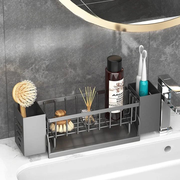 Praktischer Küchenorganizer für den Spülbeckenbereich, schafft Ordnung mit Fächern für Schwamm, Seife & Lappen.