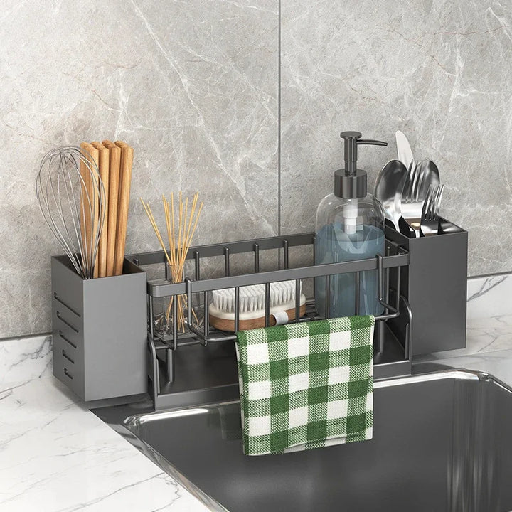Moderner Spülbecken Organizer, ausziehbar, mit Halterungen für Schwamm, Seife & Lappen; schnelle Trocknung, hygienisch.