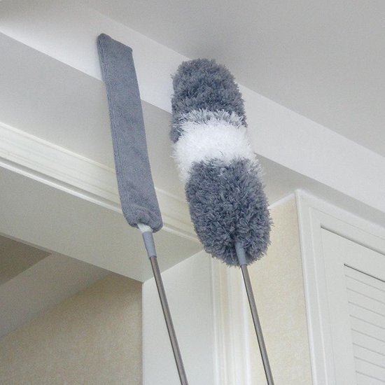 Ausziehbarer Staubwedel mit Mikrofaser für effektive Reinigung hoher Decken.