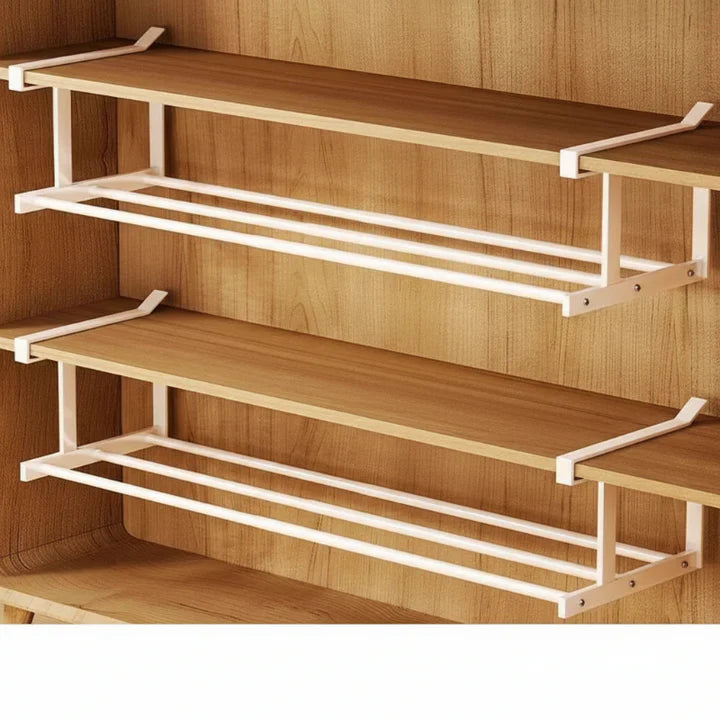 Unterboden-Organizer gefüllt mit Küchenutensilien. Ausziehbares Design sorgt für einfachen Zugriff & Ordnung.