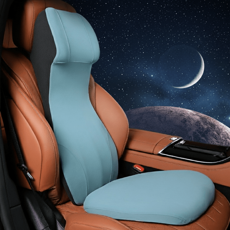 Memory Foam Lenden- und Nackenstütze im Autositz, zeigt perfekte Integration und Komfort.