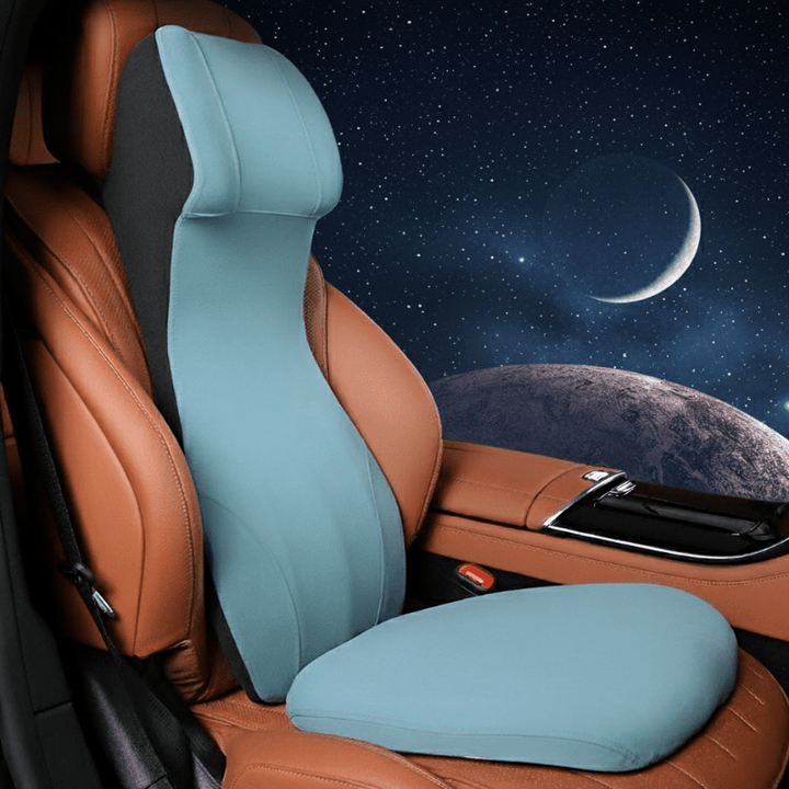 Memory Foam Lenden- und Nackenstütze im Autositz, zeigt perfekte Integration und Komfort.