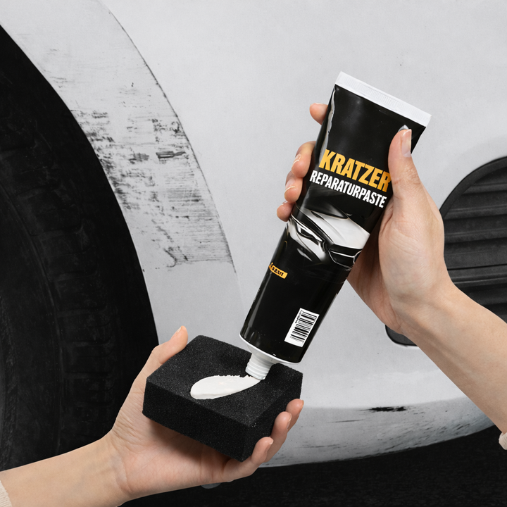 Anwendung der Kratzerentferner Paste für Autolack. Einfache DIY Autopflege & Lackpolitur zur Oberflächenreparatur.