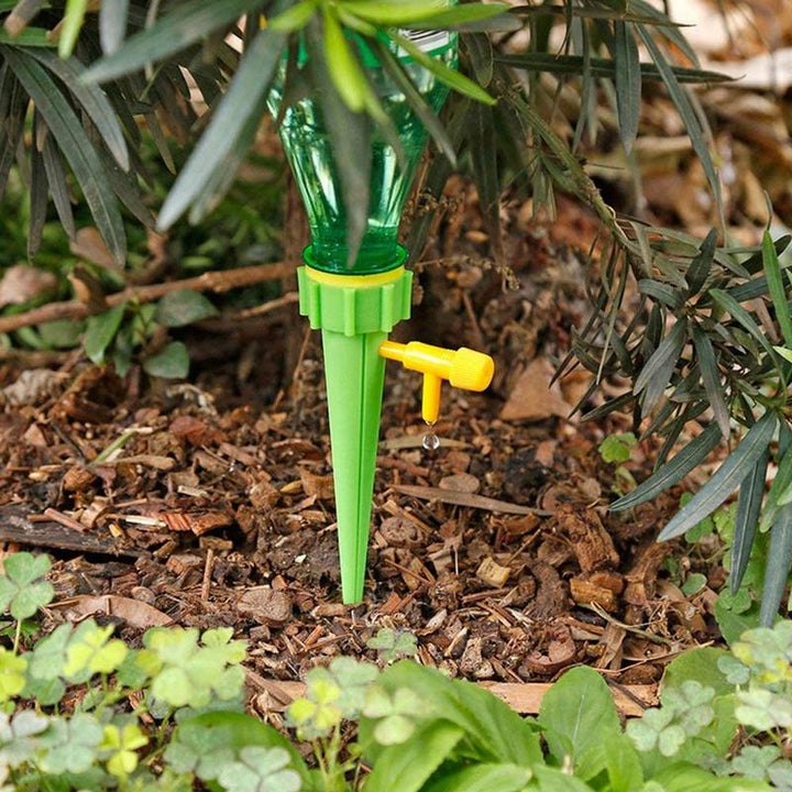 Urlaubsbewässerung: Automatische Bewässerungsstifte sichern die Pflanzenpflege von Zimmer- und Gartenpflanzen während Abwesenheit.