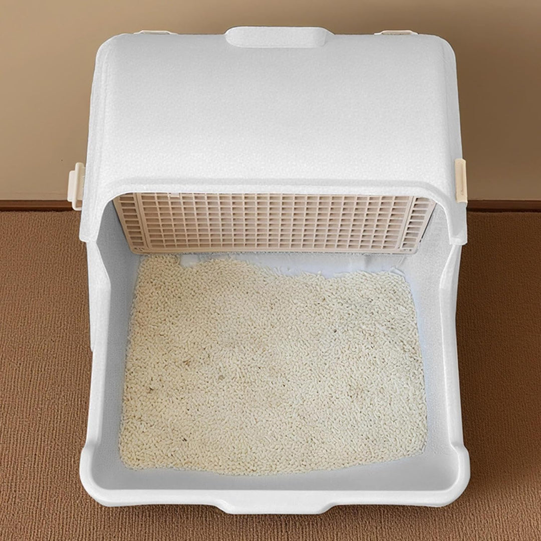 Katze nutzt offene, automatische Katzentoilette. Geruchloses Katzenklo mit einfachem Zugang für hohen Komfort.