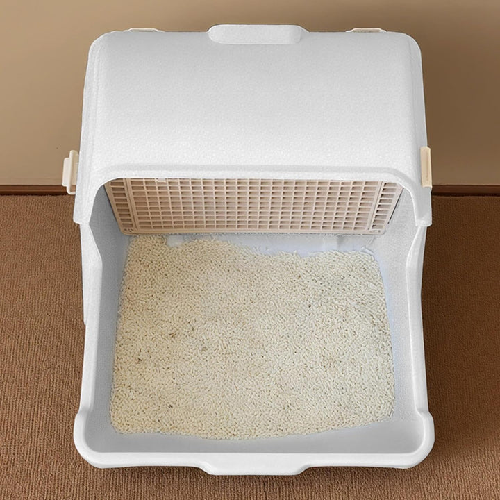 Katze nutzt offene, automatische Katzentoilette. Geruchloses Katzenklo mit einfachem Zugang für hohen Komfort.