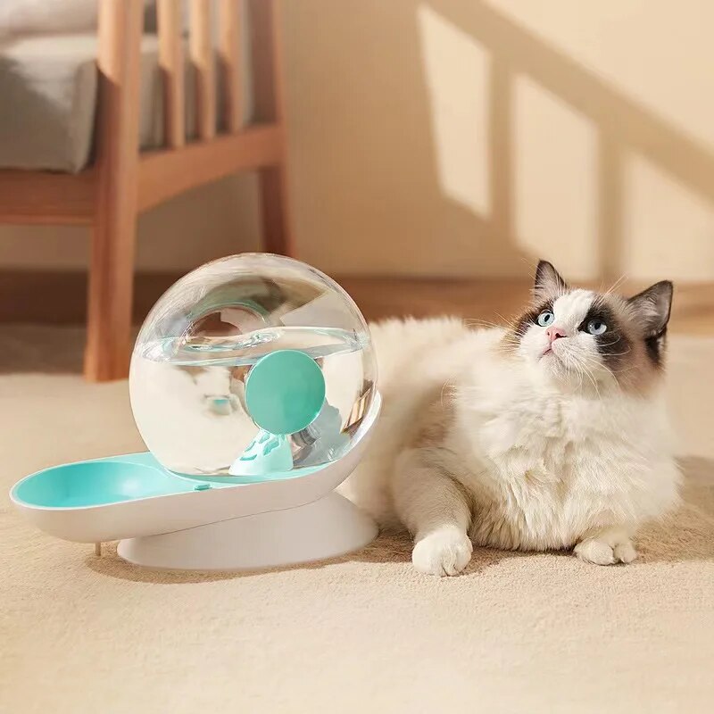 Automatischer AquaPaw Wasserspender für Katzen & Hunde, ideal für frisches Trinkwasser.