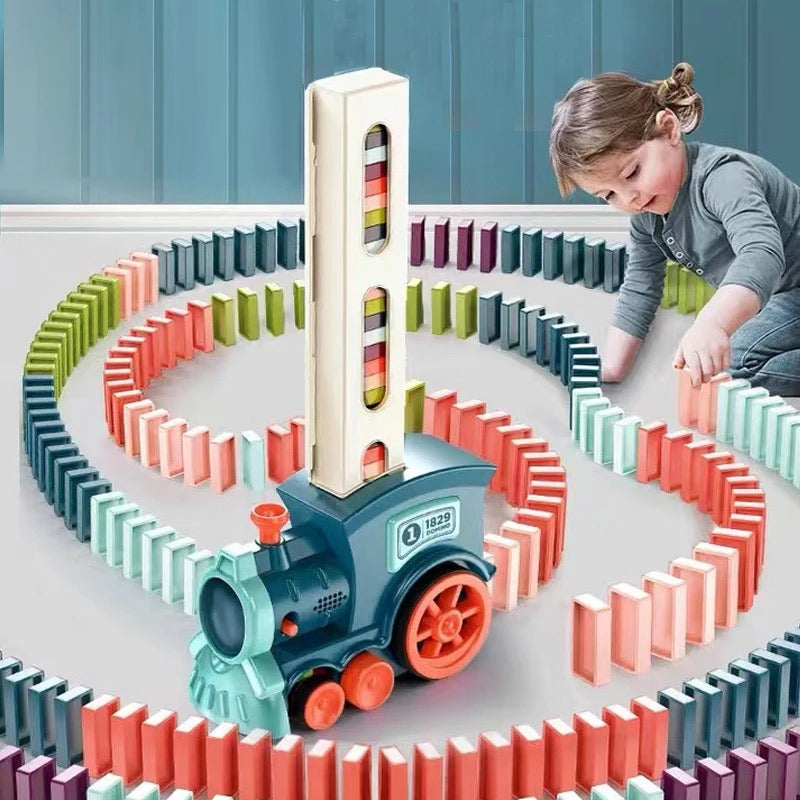Familie spielt gemeinsam mit dem automatischen Domino-Zug Set; interaktives Familienspielzeug für alle Altersgruppen.