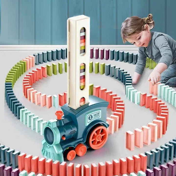 Familie spielt gemeinsam mit dem automatischen Domino-Zug Set; interaktives Familienspielzeug für alle Altersgruppen.