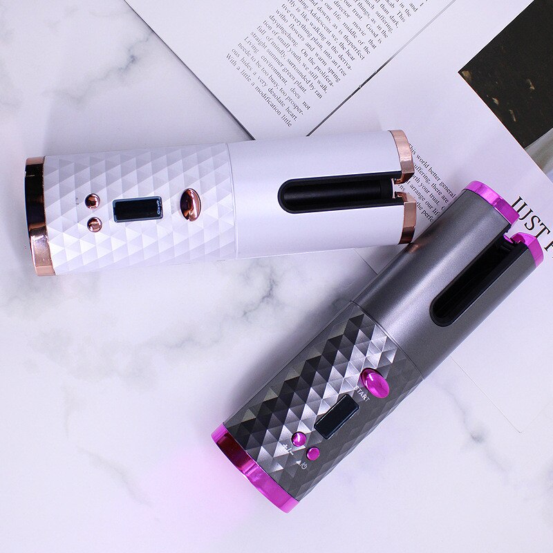 Kompakter automatischer Haarkruller in Rose Gold, ideal für Reisen und schnelle Beauty-Routinen.