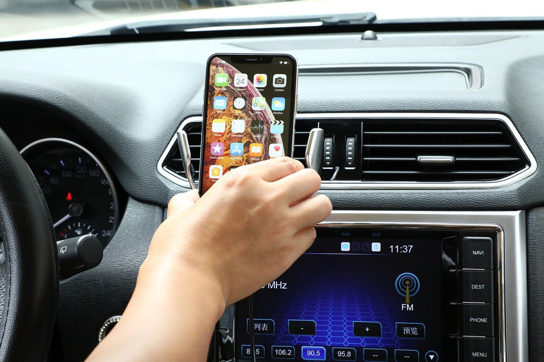 Zwei-in-Eins Handyhalterung mit automatischer Klemmung & integriertem Qi-Ladegerät im Auto.