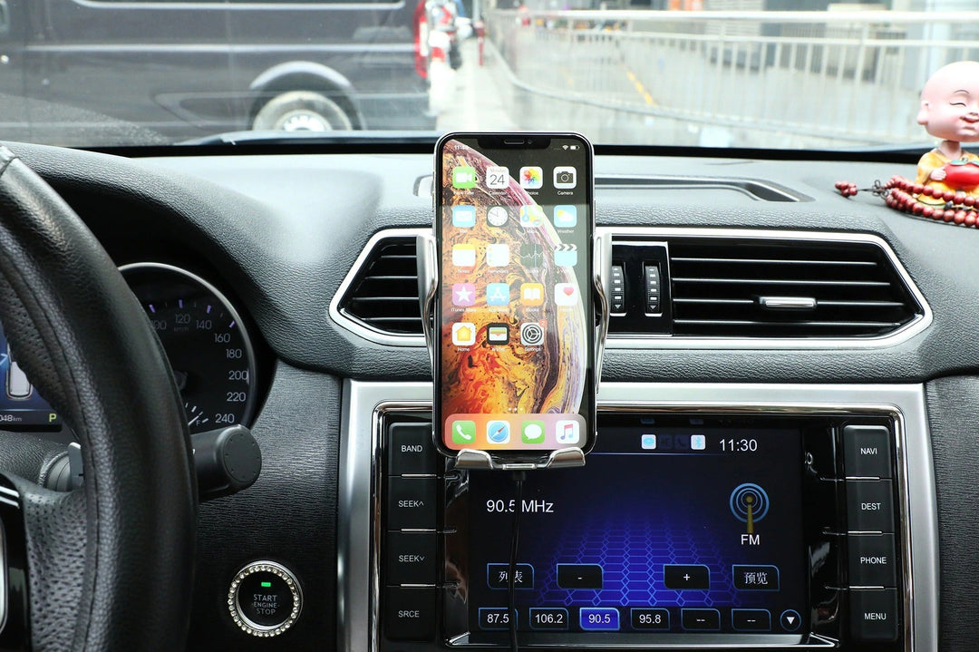 Vielseitiger Kfz Handyhalter mit automatischem Sensor & Qi-Ladepad. Praktisches Auto-Zubehör.